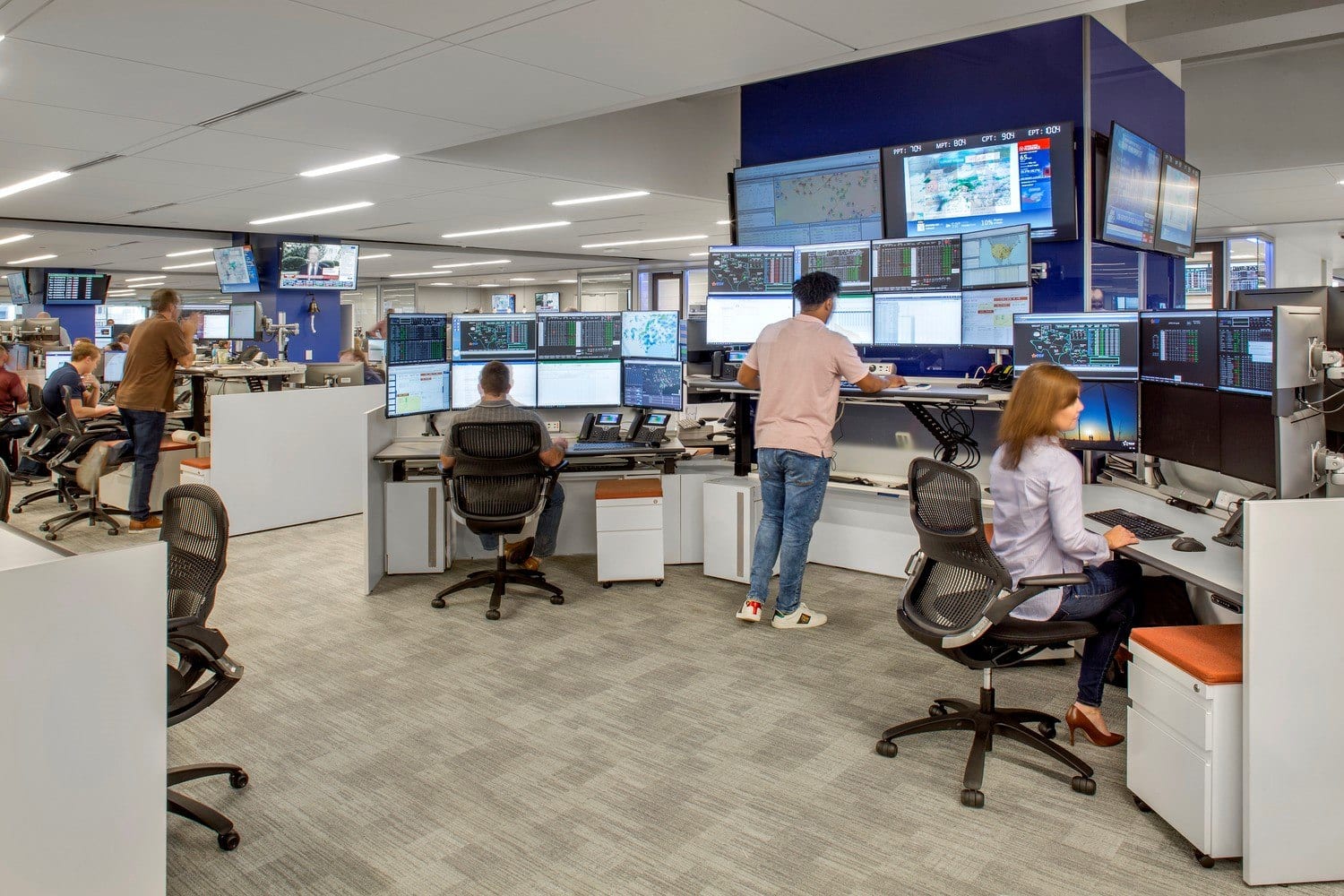 An arc of trading desks breaks up the traditional sea of trading desks. EDF Trading North American Headquarters, Houston. Photography © Thomas McConnell.