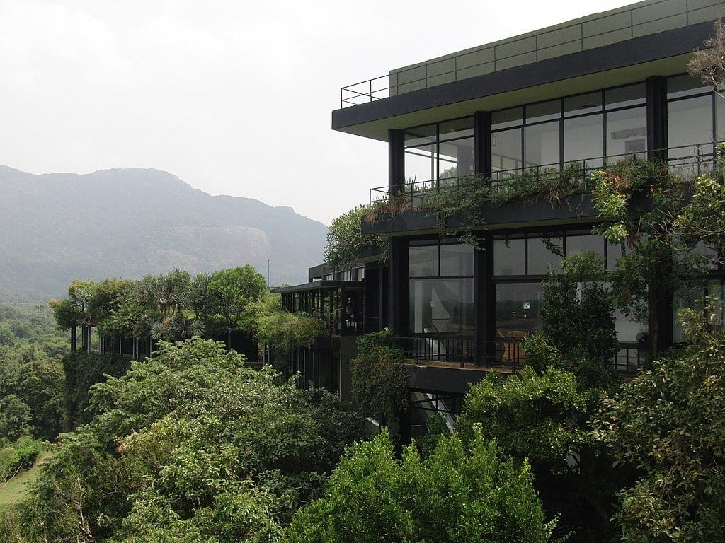 1024px-Kandalama_Hotel,_Dambulla-Arch.GeoffreyBawa-SriLanka