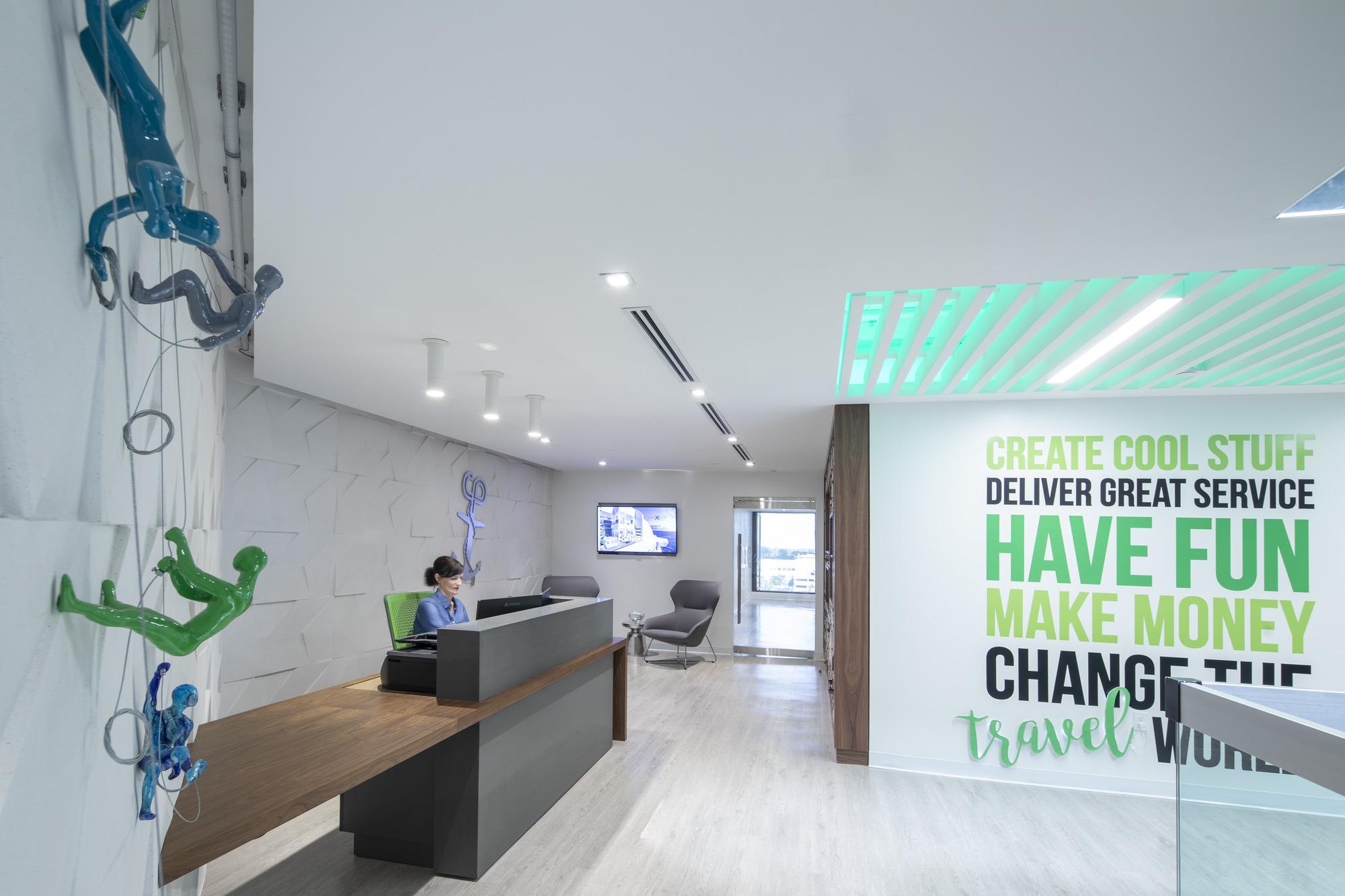 37CRSE_0002_000_N29_iawebsite Sculptured figurines commissioned for the project scale and dive down walls