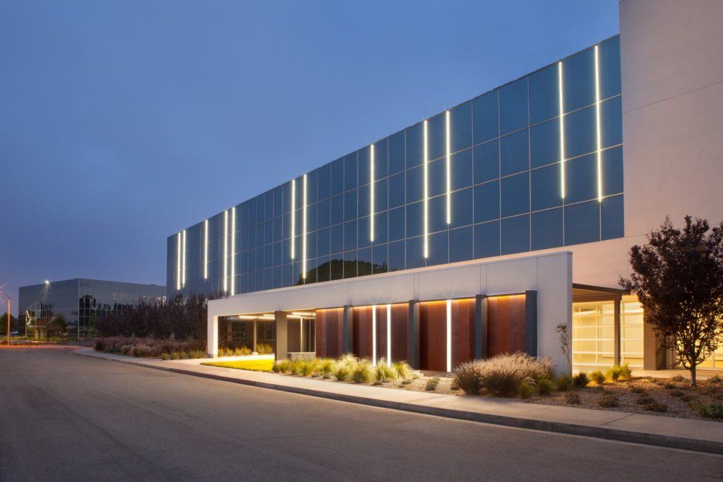 Axis Campus The IA team extensively reworked the exterior of each building to create an inviting façade. Axis Campus, Anaheim, CA. Photography © Kim Rodgers.