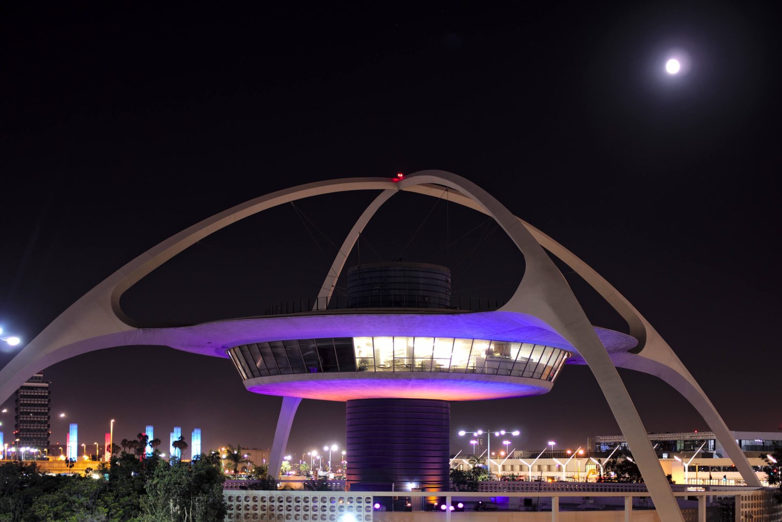 LAX_Theme_Building_and_moon_from_northwest_2016-07-21