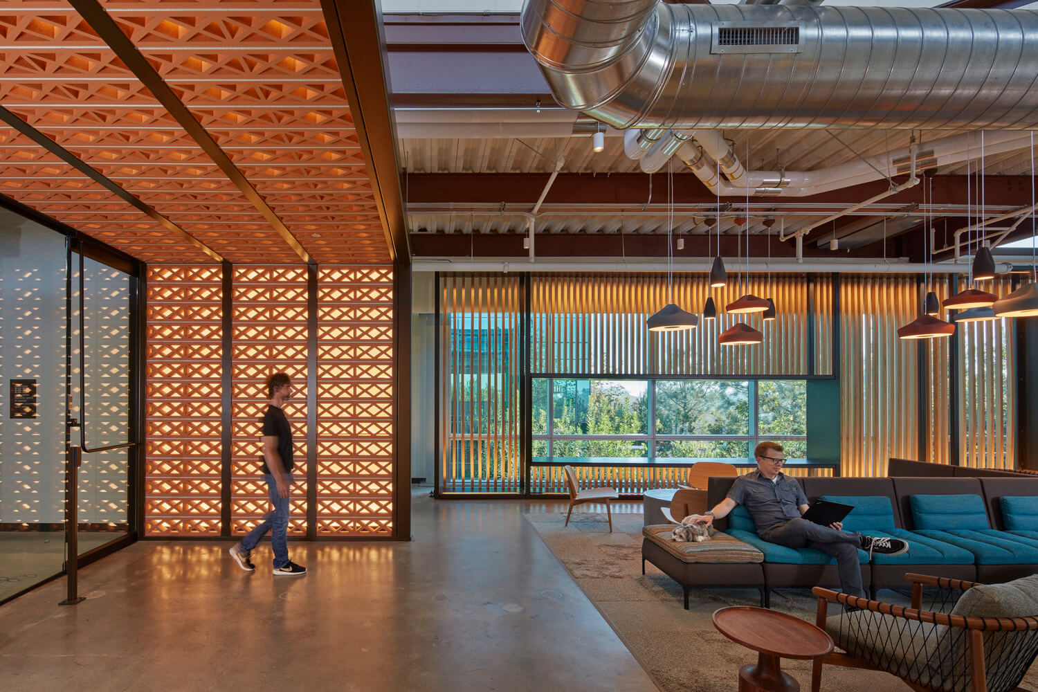 01AMZN_2598_000_N2_medium