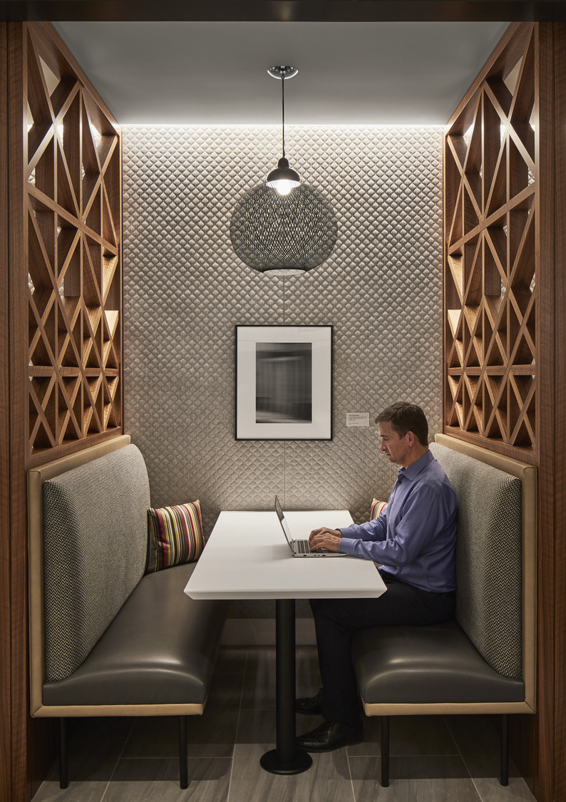 05BACX_0813_000_BoA_Chicago_IL_100_N_Wacker_N51_medium