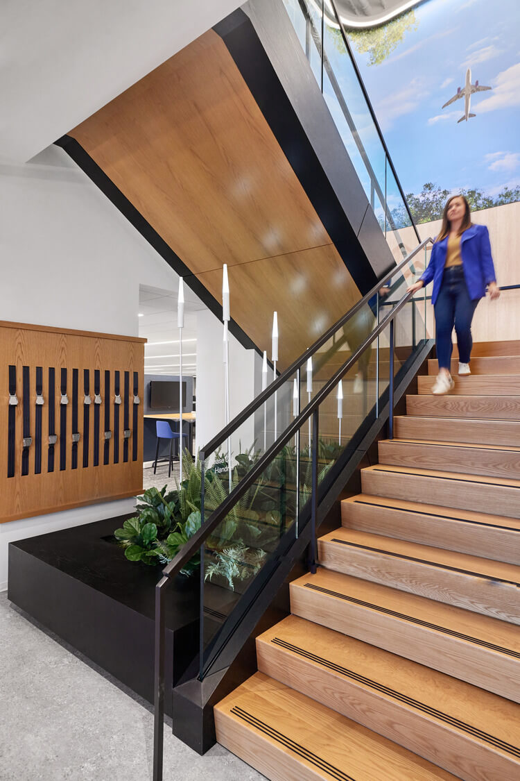 05UALX_0007_000_United_Chicago_Tower_N80_medium (1)